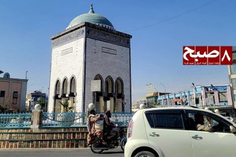 A mosque landmark stands over a busy Kandahar street as residents describe a fading culture of reading in the province. (Photo credit: 8am.media)
