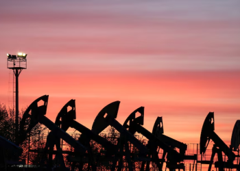 Oil pumps operate at an oil field (Photo: Reuters)