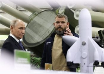 Russian President Vladimir Putin visits a defense industry facility, where military equipment is displayed, as Russia emphasizes the modernization of its armed forces (Photo: ARTEM GEODAKYAN / POOL / AFP)