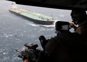 U.S. military personnel monitor a commercial tanker from a helicopter over Gulf waters (Photo: @CENTCOM/X)