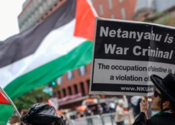 Pro-Palestinian protesters hold Palestinian flags and signs calling Israeli Prime Minister Benjamin Netanyahu a "war criminal" during a demonstration in Washington, D.C. (Photo: Reuters)