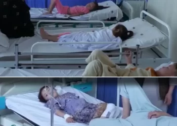 Children and adults lie on hospital beds receiving treatment amid a spreading illness in Kabul's Dasht-e-Barchi area. (Photo credit: Exclusive)