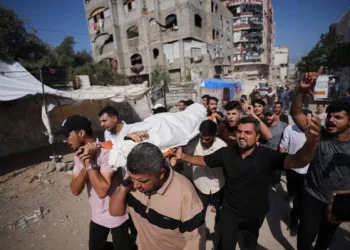 People carry the body of a victim killed in Israeli attacks on the Gaza Strip. (Photo: AP)