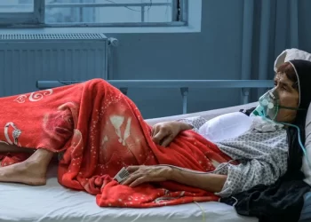 An elderly patient rests on oxygen support in a Kabul hospital bed amid growing complaints over doctor shortages and low-quality medicine. (Photo credit: AFP)