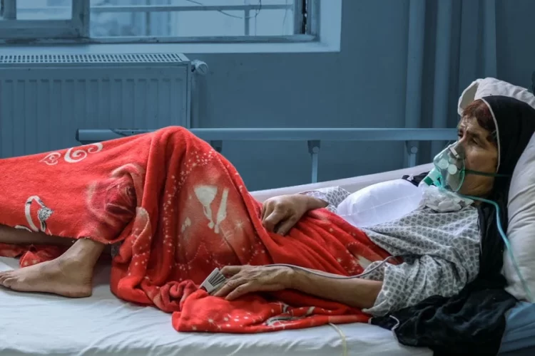 An elderly patient rests on oxygen support in a Kabul hospital bed amid growing complaints over doctor shortages and low-quality medicine. (Photo credit: AFP)