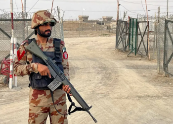 A Pakistani soldier stands near the Afghanistan-Pakistan border (Photo: Reuters)