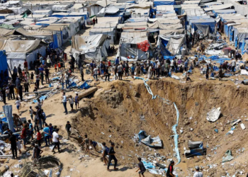 An aerial view shows widespread destruction across the Gaza Strip, with rows of displacement tents set up amid the ruins as residents continue to shelter in the devastated area (Photo: Reuters)