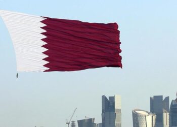 Qatar’s flag waving high against the city's skyscrapers (Photo: Anadolu Agency)
