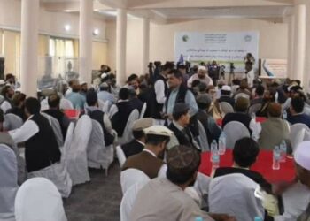 A crowd gathers in a hall during a Taliban workshop on standardizing Pashto and Dari spelling methods. (Photo credit: @bnadari1)