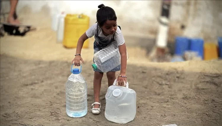 A young girl carries containers of water, reflecting the daily struggle millions of people face in accessing clean and sufficient water (Photo: Reuters)