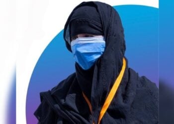 A female UN Women aid worker wearing a mask continues providing assistance to communities in Afghanistan despite ongoing risks. (Photo credit: UN Women)
