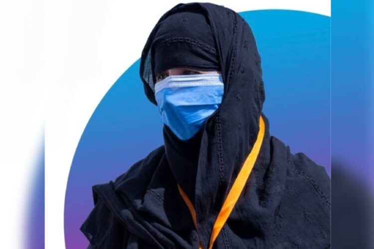 A female UN Women aid worker wearing a mask continues providing assistance to communities in Afghanistan despite ongoing risks. (Photo credit: UN Women)