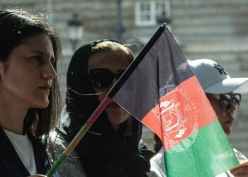 Women of Afghanistan gather beside the Afghanistan flag as Chatham House honors their courage and resistance. (Photo credit: CHATHAM HOUSE)