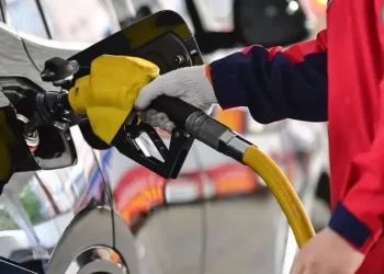 A worker refuels a vehicle at a gas station (Photo: Getty Images)