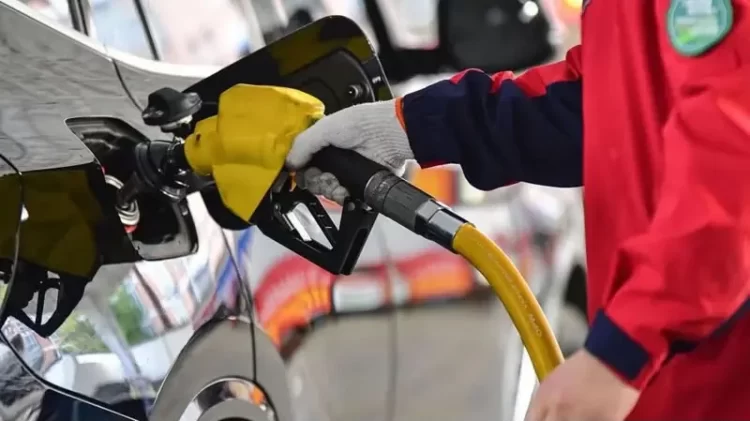 A worker refuels a vehicle at a gas station (Photo: Getty Images)