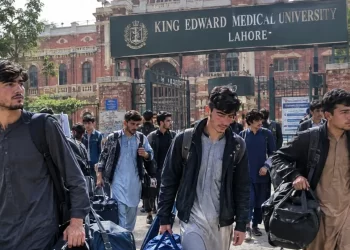 Afghan students leaving the King Edward Medical University after the leave notice from Pakistani government (Photo: Tribal News Network)