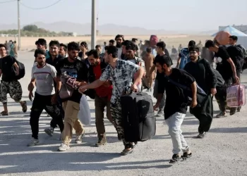 Afghan refugees carry their belongings as they move through a border crossing (Photo: REUTERS)