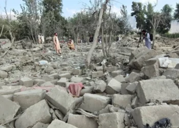 People inspect the rubble of buildings destroyed in an apparent airstrike (Photo: @FitratHamad)