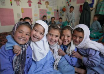 Girls attend a classroom in Afghanistan amid ongoing restrictions on girls’ education. (Photo credit: UNICEF)
