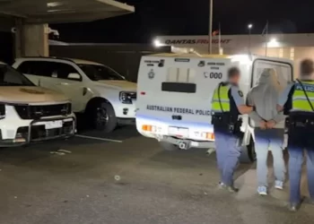 Australian police escorting the Afghan citizen arrested (Photo: abc)