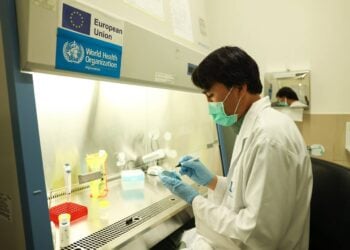 A laboratory technician conducts diagnostic testing at Bamyan Provincial Hospital. (Photo: WHO)