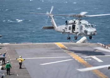 A U.S. Navy helicopter approaches the flight deck of a naval vessel over the Sea (Photo: Centcom/X)