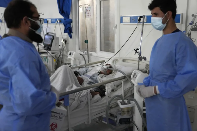 Doctors attend to a patient in a hospital ward amid ongoing COVID-19 monitoring in Afghanistan. (Photo credit: AP)