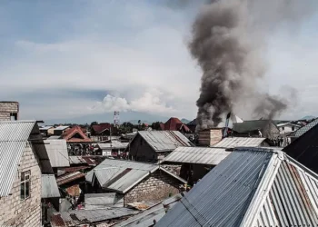 A pile of smoke rising from among the houses (Photo: AFP)