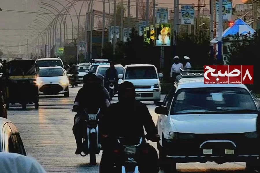 Vehicles and motorcyclists crowd a busy street at dusk in a southern Afghan city amid growing security concerns. (Photo credit: 8am.media)
