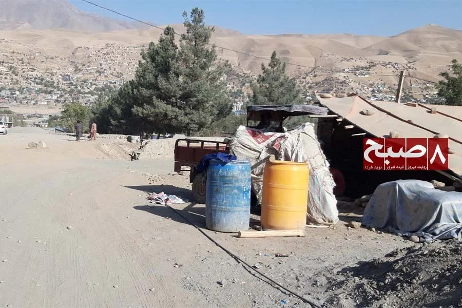 An unpaved, dust-laden street in Faizabad's Dasht-e Shuhada area, lined with makeshift shelters, reflects the impact of the halted road construction project. (Photo credit: 8am.media)