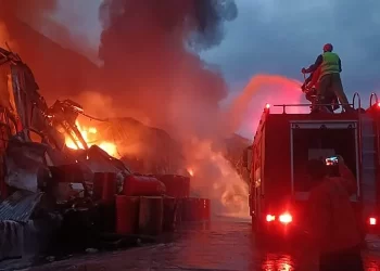 Firefighters battle a massive blaze as flames and thick smoke engulf a commercial area (Photo: AFP)