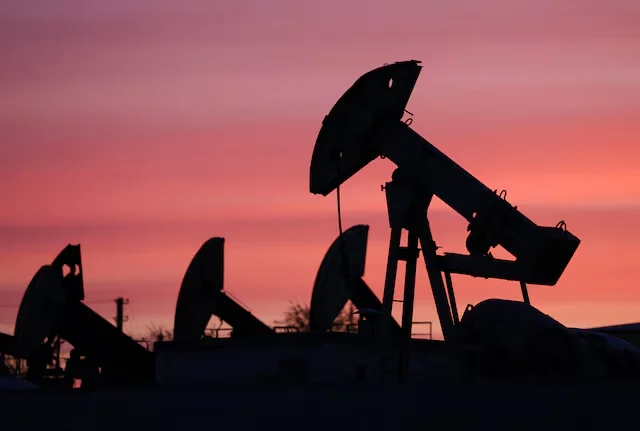 Oil extraction machines operate in the evening as global oil prices rise following remarks on Iran sanctions. (Photo credit: Reuters)