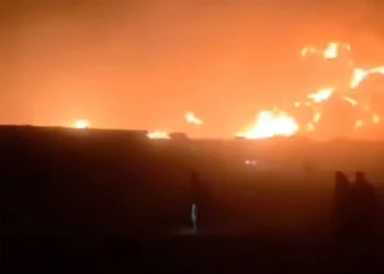 A large fire burns at night, illuminating the surrounding area with an intense orange glow (Photo: Social Media)