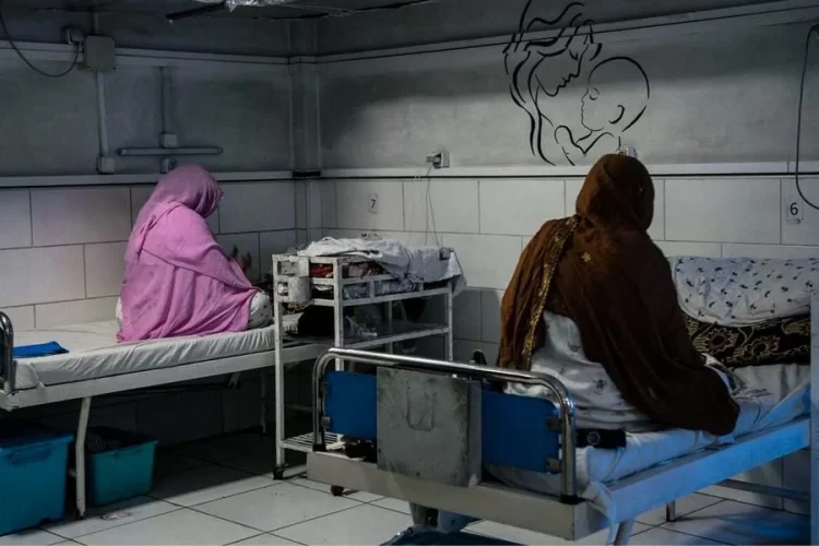 Two patients sit on hospital beds in a ward in Afghanistan, reflecting widespread complaints over misdiagnosis and poor-quality medicine. (Photo credit: AFP)