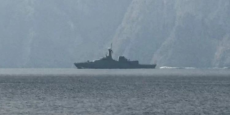A naval vessel sails through the Strait of Hormuz (Photo: AFP)