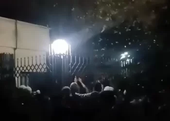 Protestors gather Infront of the Khatam al-Nabieen Seminary entrance (Photo: Social Media)