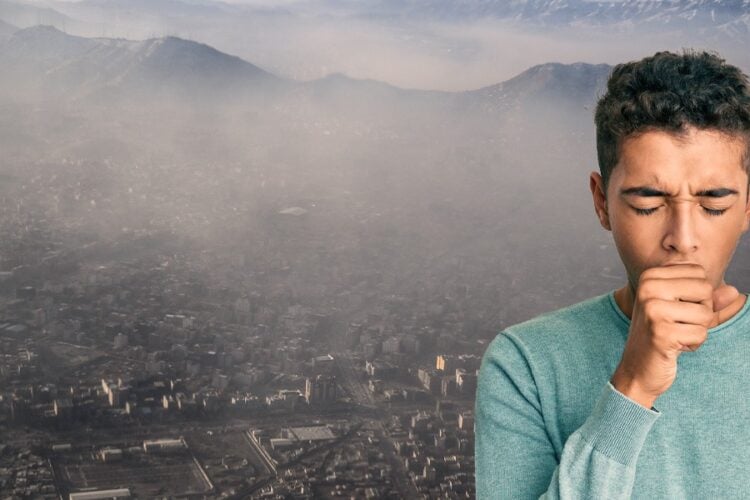 A young man coughs as thick smog blankets a hazy Afghan city, reflecting the mounting health toll of air pollution. (Photo credit: AFP + Magnific)