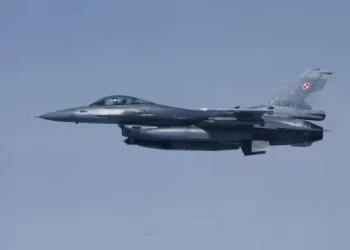 A Polish F-16 fighter jet flies through the sky (Photo: Reuters)