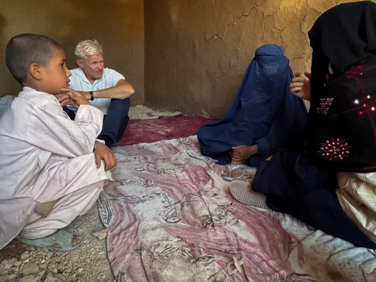 Jan Egeland listens to a woman who has recently returned to Afghanistan from Pakistan. ( Photo: Ed Prior/NRC)