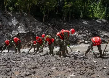Deadly floods in Nepal; death toll rises to over 1,000. (Photo: AP)