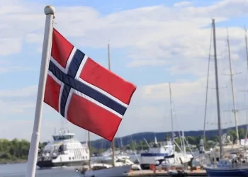 The Norwegian flag flying in a port side (Photo: Reuters)