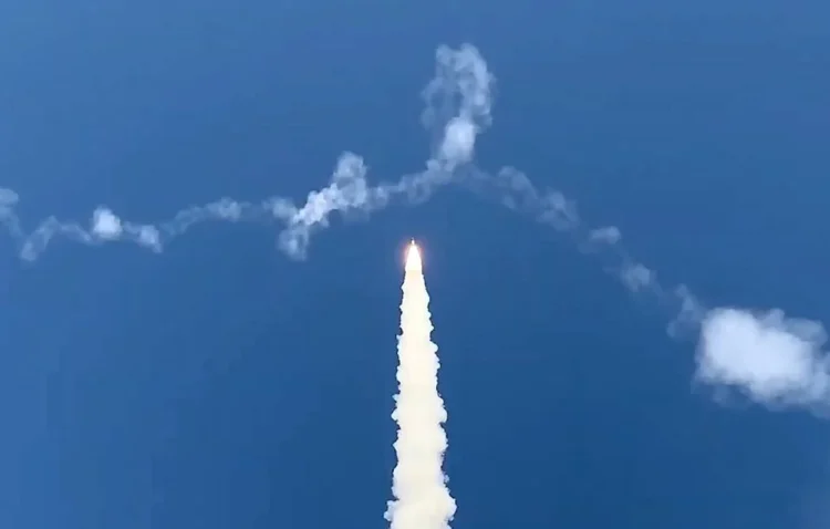 A missile launches into the sky, leaving a trail of smoke against a clear blue background (Photo: TASS)