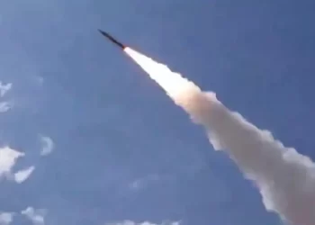 An Iranian missile in the sky leaves a huge pile of smoke (Photo: AFP)