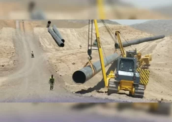 Workers use heavy machinery to install sections of the TAPI gas pipeline in a dry, mountainous area (Photo: @bnadari)