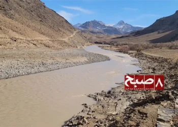 A dry riverbed and low water flow are seen along the Tarinkot River in Uruzgan province, as residents await construction of the Aghajan Dam. (Photo credit: 8am.media)