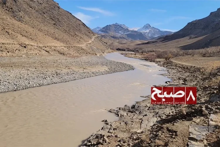 A dry riverbed and low water flow are seen along the Tarinkot River in Uruzgan province, as residents await construction of the Aghajan Dam. (Photo credit: 8am.media)