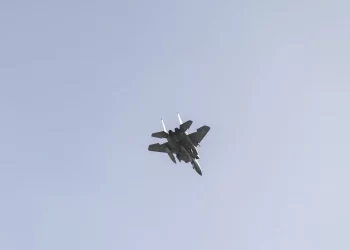 An American fighter jet flies through the sky (Photo: ILIA YEFIMOVICH / AFP)