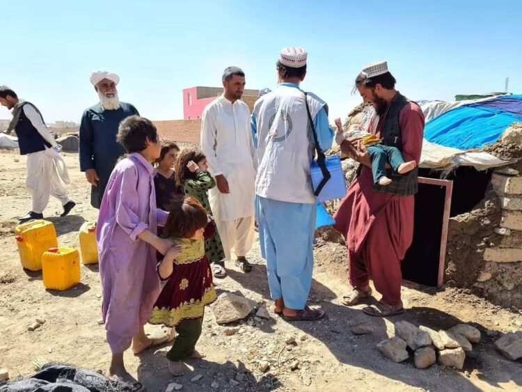 Vaccinators administer vaccines to children in a remote area of Kandahar province. (Photo: Exclusive )