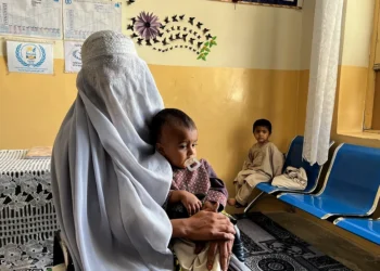 A mother holds her child at a WFP facility as families in Afghanistan seek support amid hunger and malnutrition. (Photo credit: WFP)