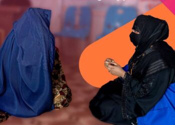 Female aid workers speak with Afghan women during a humanitarian assistance activity in Afghanistan. (Photo: UN Women)